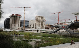 Travaux autour du parc Martin-Luther-King dans le quartier Clichy-Batignolles, à Paris dans le 17e arrondissement en 2017.