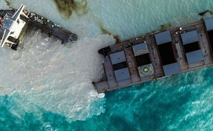 Voici une vue aérienne du Wakashio, navire qui s'est cassé en deux dimanche 16 août 2020 au large de l'île Maurice.