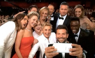 Le selfie VIP des Oscars, avec Bradley Cooper, Brad Pitt, Angelina Jolie et Jennifer Lawrence, notamment, aux côtés de l'animatrice Ellen DeGeneres.
