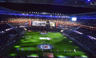 La chanson est lancée avant chaque coup d'envoi dans un Parc OL plongé dans l'obscurité, comme ici avant le choc contre le PSG.