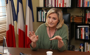 Marine Le Pen au siège du Rassemblement national.