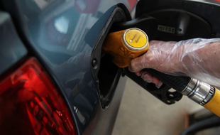 Les prix de l'essence et du gazole ont baissé, suivant la tendance des cours pétroliers depuis le mois de juin 2015.