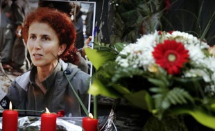 Des fleurs et des bougies sont installées le 11 janvier 2013 devant le bureau d'information du Kurdistan à Paris, en hommage à Sakine Cansiz, assassinée le 9 janvier 2013 avec deux autres militantes du PKK