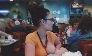 Ashley Kaidel, une mère allaitante en public dans un restaurant.