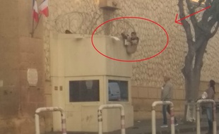 Ce jeune homme tentait d'escalader les murs, en passant par la loge du concierge.