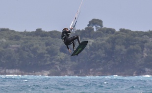 Un kite-surfer. (illustration)