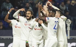 Après avoir inscrit son premier but de la saison, Bertrand Traoré est entouré de plusieurs partenaires réclamant au virage nord du Parc OL d'encourager l'attaquant burkinabé, pris en grippe par les supporters.