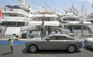 Une Rolls-Royce garée sur le port de la principauté de Monaco.