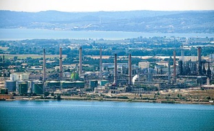 La raffinerie de LyondellBasell est un des quatre sites installés autour de Berre.