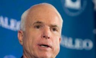 John McCain, fervent partisan de l'envoi de renforts en Irak décidé en 2007, assure quant à lui qu'un retrait rapide mettrait en péril les gains enregistrés sur le front de la sécurité et dénonce les raisonnements simplistes de son rival.