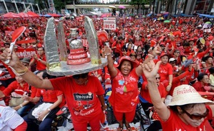 Plus de 20.000 militants du mouvement des "chemises rouges", selon la police, se sont rassemblés dimanche à Bangkok pour le troisième anniversaire des manifestations de 2010 au cours desquelles plus de 90 personnes avaient été tuées et 1.900 blessées.