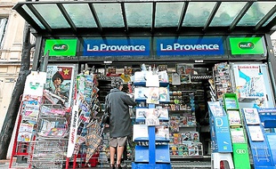 Un kiosque à journaux, à Marseille.