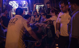 Les premiers secours apportés aux victimes de l'attentat qui a visé un mariage à Gaziantep dans le sud-est de la Turquie.