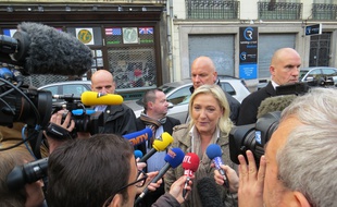 Marine Le pen à son arrivée à la préfecture de Lille.