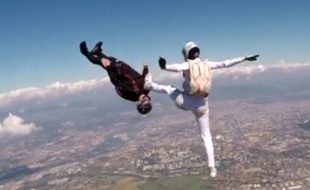 Apparu dans les années 90, le freefly regroupe toutes les positions de la chute libre. Capture d'écran