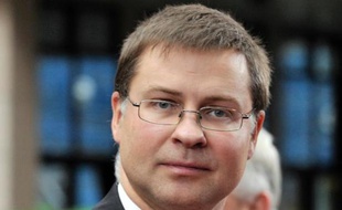 Le Premier ministre letton, Valdis Dombrovskis, artisan de l'entrée prochaine de la Lettonie dans la zone euro, a ouvert une crise gouvernementale en annonçant mercredi sa démission après la catastrophe qui a fait 54 morts la semaine dernière à Riga.