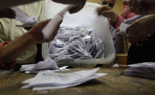 Le compte des bulletins de vote pour l'élection présidentielle égyptienne, dans un brureau de vote du Caire, le 17 juin 2012.