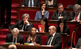Christiane Taubira entourée de ses collègues du gouvernement à l'Assemblée nationale le 20 janvier 2014.