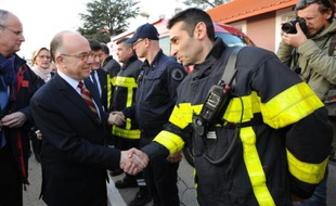 Bernard Cazeneuve salue les pompiers après une simulation d'attaque terroriste dans une fan-zone à Nîmes, le 17 mars 2016