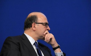 Entre réunion de préparation des ministres des Finances de la zone euro et réunion bruxelloise mardi consacrée a la Grèce, Pierre Moscovici a pris lundi son bâton de pèlerin pour défendre devant des chefs d'entreprises le pacte de compétitivité et d'innovation.