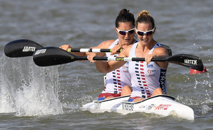 Sarah Guyot (au fond) et Manon Hostens lors des Mondiaux 2019 de kayak à Szeged, en Hongrie.