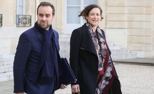 Emmanuelle Wargon et Sébastien Lecornu dans la cour de l'Elysée.