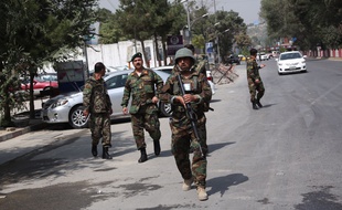 Des membres des forces de sécurité afghanes sur les lieux d'une attaque qui a tué plus d'une dizaine de personnes à Kaboul, le 5 septembre 2019.