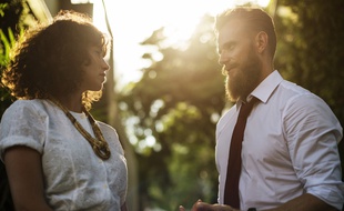 Un homme et une femme discutant. Image d'illustration.
