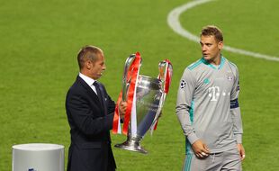 Aleksander Ceferin, président de l'UEFA, remet le trophée de vainqueur de la C1 à Manuel Neuer, en août 2020.