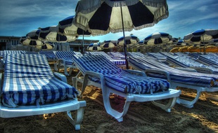 Illustration de transats sur une plage.