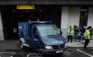 Les deux musulmans suspectés d'avoir frappé à mort à l'arme blanche un soldat à Londres comparaîtront lundi devant deux tribunaux de la capitale britannique, selon des sources judiciaires.
