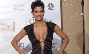 L'actrice Halle Berry pose lors de la cérémonie des 67e Golden Globe, à Beverly Hills, le 17 janvier 2010.