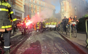 Manifestation des sapeurs pompiers de la Haute-Garonne le 6 décembre 2016 à Toulouse.