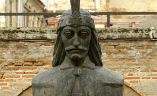 Photo d'une statue du buste de Vlad Tepes prise dans la résidence de Curtea Veche le 6 novembre 2009