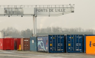 Lille, le 6 décembre 2010. Les poutres en métal qui composeront la toiture du Grand Stade arrivent en péniche et son déchargées au port fluvial de Lille.