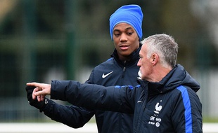 Didier Deschamps et Anthony Martial lors d'un entraînement des Bleus, le 26 mars 2016 à Clairefontaine.