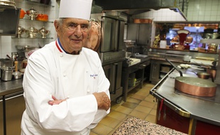 Paul Bocuse dans son restaurant de Collonge aux Monts d'Or, le 20 septembre 2015.