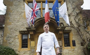 Le chef français Raymond Blanc pose devant le Manoir au Quat'Saisons, son hôtel-restaurant deux étoiles au Michelin, dans le village miédéval de Great Milton, près d'Oxford, le 16 mars 2015