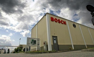 En France, à Vénissieux, Bosch emploie 200 personnes dans le photovoltaïque, sur les 800 emplois industriels du groupe sur le site.