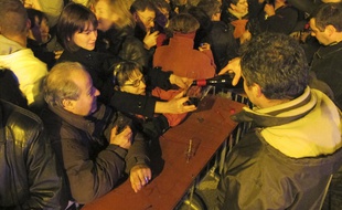 Des gens se massent durant la distribution de Beaujolais nouveau à minuit, Beaujeu, percée du Beaujolais nouveau, le 17 novembre 2011. CYRIL VILLEMAIN/20 MINUTES