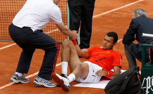 Le tennisman Français, Jo-Wilfried Tsonga, lors de son abandon à Roland-Garros, face à Mikaïl Youzhny, le 30 mai 2010.