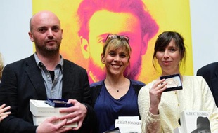 Les journalistes Luc Mathieu (G), Cécile Allegra (C) et Delphine Deloget (D), remportent le Prix Albert-Londres 2015, le 30 mai 2015