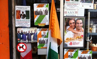 Des affiches appelant à voter pour Alassane Ouattara dans la vitrine d'un commerce ivoirien du 18e arrondissement de Paris, le 17 décembre 2010.