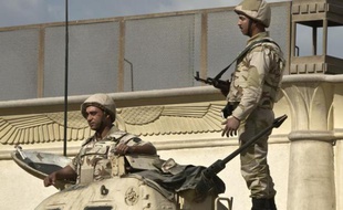 Des soldats égyptiens sur un tank au Caire le 9 décembre 2013