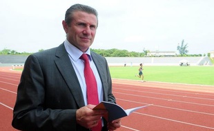 Serguei Bubka, président du Comité olympique ukrainien, a annoncé mardi à Québec la suspension de son secrétaire général accusé d'avoir voulu vendre au marché noir des billets des jeux Olympiques de Londres.