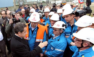 Nicolas Sarkozy avec des salariés la raffinerie Petroplus de Petit-Couronne (Seine-Maritime) le 24 février 2012