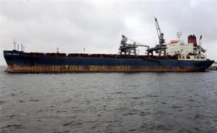 Les sept acquittés ont probablement profité de l'ombre de Trafigura qui a plané tout au long du procès. La multinationale, qui a toujours rejeté l'idée que les déchets aient pu provoquer un tel drame et a fortiori des décès, était absente à l'audience, même comme témoin.
