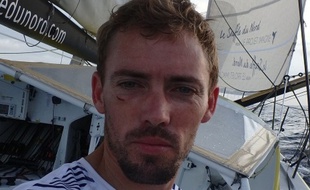 Thomas Ruyant se prend en photo au beau milieu de l'Attlantique
