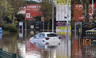 Une voiture submergée après les inondations qui ont frappé le sud-est, ici à Fréjus (Var).
