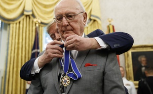 Le président américain Donald Trump remettant la médaille de la Liberté à Bob Cousy, le 22 août 2019 à la Maison-Blanche.